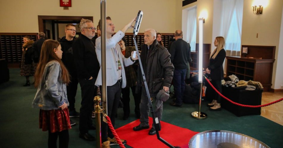 zdjęcie: W dniu otwartym z okazji Dnia Babci i Dnia Dziadka parlament odwiedziło 2350 osób / fot. PAP