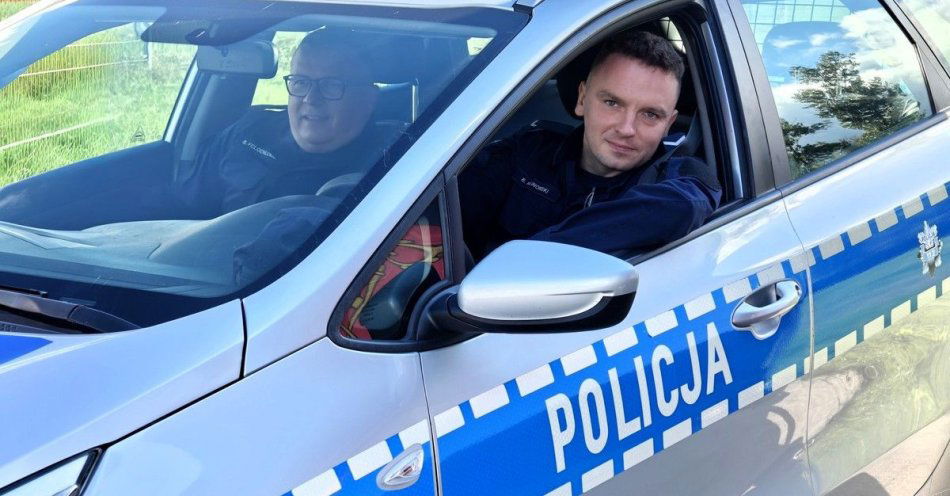 zdjęcie: Policjanci z Łasku pomogli wymienić koło na wiadukcie S8 / fot. KPP w Łasku