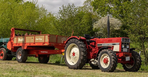 Jechał na przyczepie ciągnika, przewrócił się i doznał urazu głowy