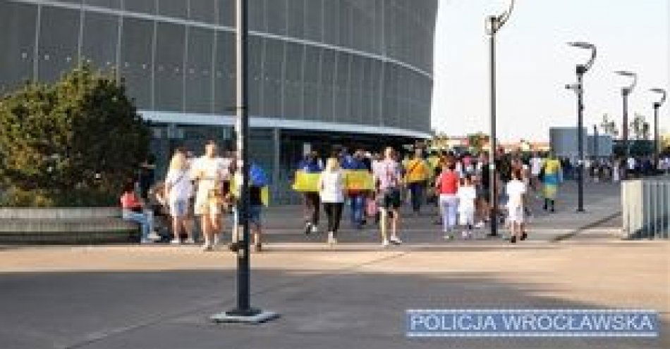 zdjęcie: Ponad 40 tysięcy kibiców na stadionie miejskim we Wrocławiu / fot. KMP w Wrocławiu