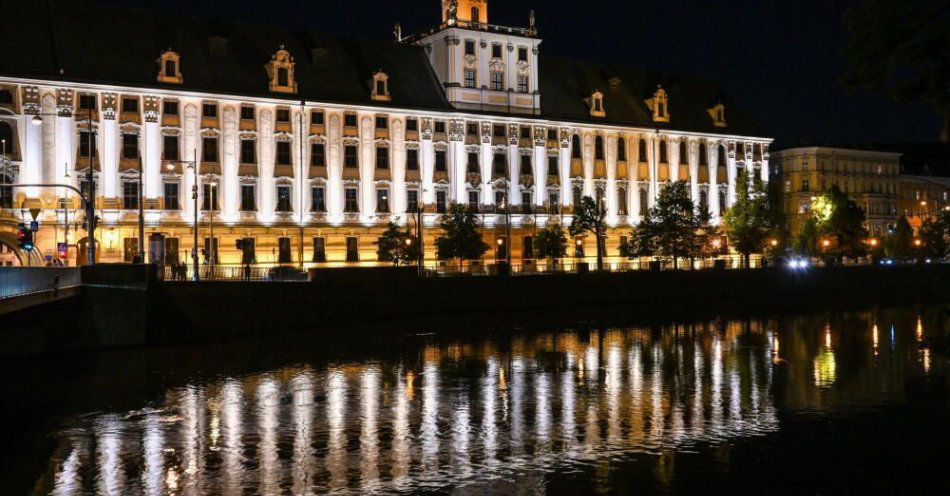 zdjęcie: Liczba osób wybierających krótkie wyjazdy do miast zmalała o 22%. Największe spadki Poznań i Łódź, wzrost odnotował Wrocław / Wrocław, 26.05.2023. Widok na Odrę we Wrocławiu, 26 bm. W tle jeden z budynków Uniwersytetu Wrocławskiego. PAP/Darek Delmanowicz