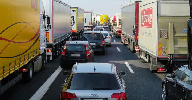 Na trasie S5 samochód wbił się w rusztowanie. Są utrudnienia!