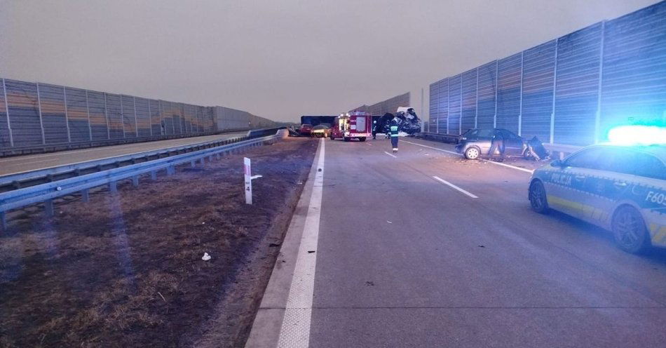 zdjęcie: Śmiertelny wypadek na drodze ekspresowej S-8 / fot. KPP w Sieradzu