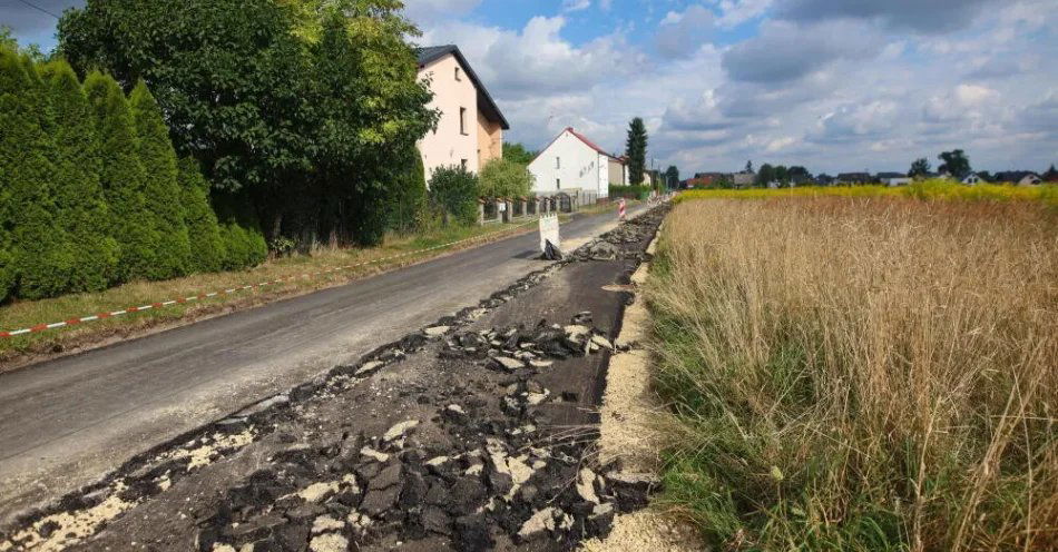 zdjęcie: Prokuratura uchyliła areszt rolnikowi, który zaorał nawierzchnię drogi / Gliwice, 11.08.2026. Jeden z fragmentów zniszczonej ul. Rybackiej w Gliwicach w dzielnicy Ostropa, 11 bm. W piątek 7. sierpnia br. 60-letni rolnik wjechał ciągnikiem na nowo wyremontowaną drogę i pługiem zniszczył ok. 200 metrów nawierzchni. Mężczyzna twierdził, że droga leży na jego ziemi. Miasto udowodniło, że grunt od 25 lat należy do gminy. Za zniszczenie mienia wielkiej wartości Sąd Okręgowy w Gliwicach zastosował wobec mężczyzny 3 miesiące tymczasowego aresztu. (ibor) PAP/Art Service