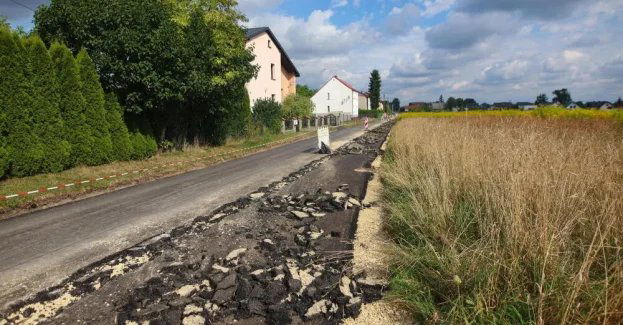 Prokuratura uchyliła areszt rolnikowi, który zaorał nawierzchnię drogi