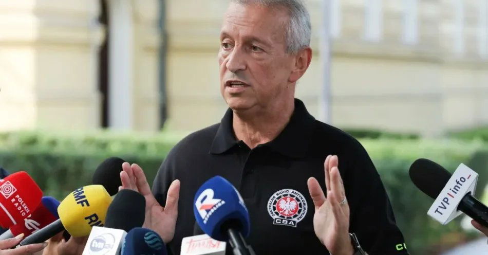 zdjęcie: Dobrzyński: zatrzymano kilka osób ws. pomocy popowodziowej / Warszawa, 27.08.2026. Rzecznik prasowy ministra-koordynatora służb specjalnych Jacek Dobrzyński podczas konferencji prasowej przed KPRM w Warszawie, 27 bm. Konferencja dot. działań agentów CBA prowadzonych na Dolnym Śląsku; mają one związek z wyłudzeniami pieniędzy z Karkonoskiej Agencji Rozwoju Regionalnego (KARR). (jm) PAP/Paweł Supernak