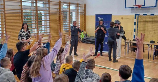 Kadra Służby Więziennej podnosi świadomość prawną uczniów w ramach ogólnopolskiego projektu W SŁUŻBIE PRAWU