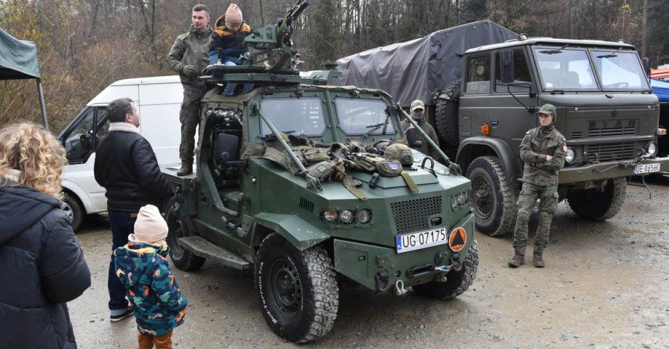 zdjęcie: 10 strzałów ku chwale ojczyzny na strzelnicy w Bochni / fot. KMP w Bochni