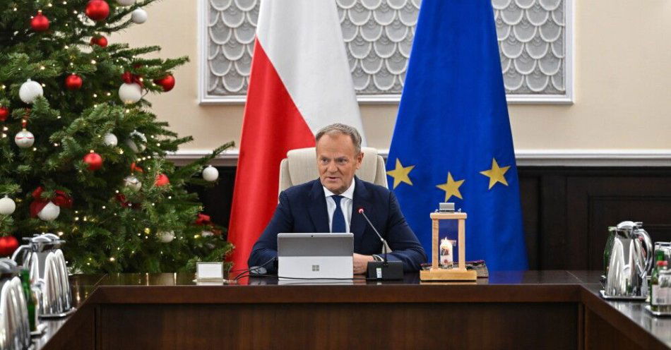 zdjęcie: Premier: będę rozmawiał w sobotę z przywódcami m.in. Ukrainy i UE o szansach na pokój / Warszawa, 23.12.2025. Premier Donald Tusk przed rozpoczęciem posiedzenia rządu w KPRM w Warszawie, 23 bm. Rada Ministrów zajmie się m.in. projektem ustawy o zmianie ustawy o Krajowej Radzie Sądownictwa oraz ustawy – Kodeks wyborczy. (mr) PAP/Radek Pietruszka