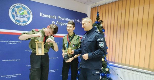 Betlejemskie światło pokoju u augustowskich policjantów