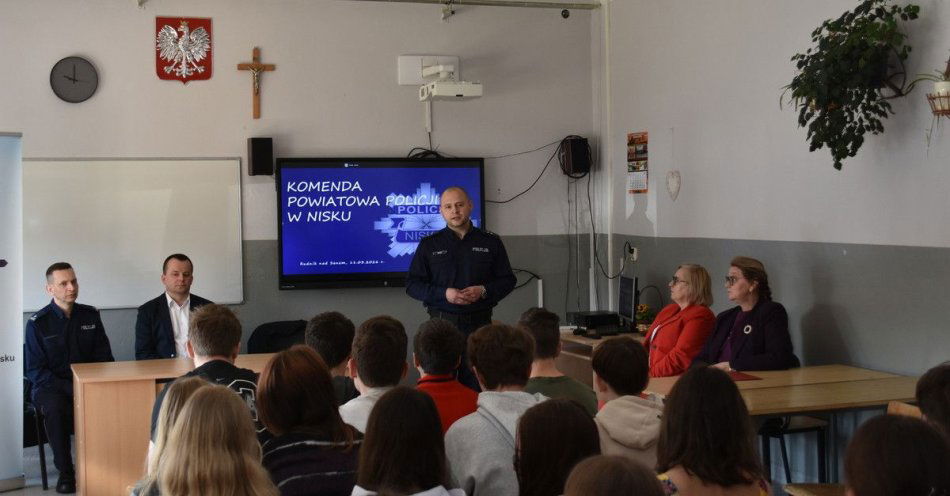 zdjęcie: Debata w Rudniku Nad Sanem o zagrożeniach w sieci i szkole / fot. KPP w Nisku fot.: KPP w Nisku