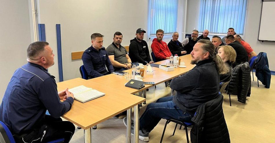 zdjęcie: Kolbuszowa: policjanci omawiali bezpieczeństwo na meczach piłkarskich / fot. KPP w Kolbuszowej