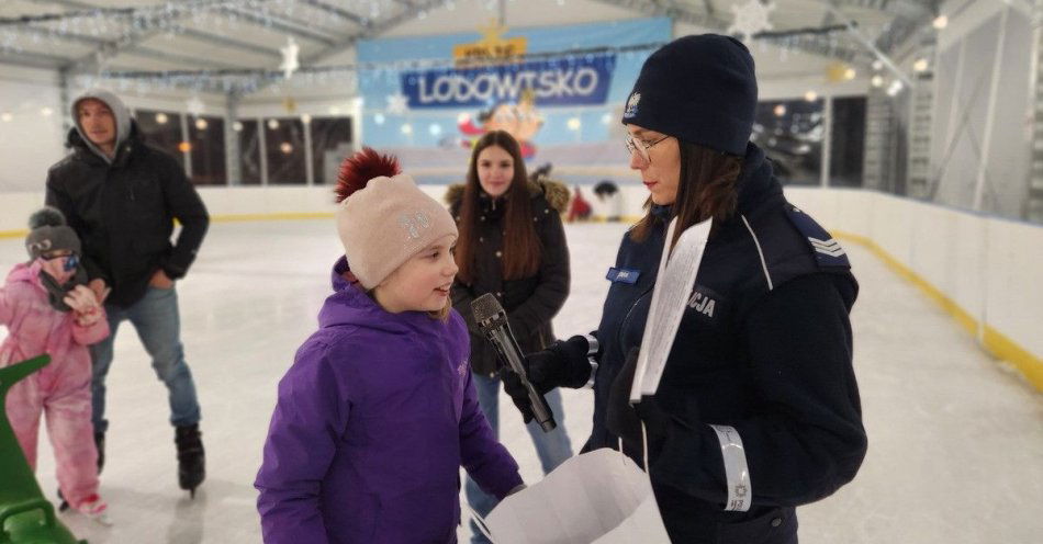 zdjęcie: Policjantki promują bezpieczeństwo na mieleckim lodowisku / fot. KPP w Mielcu