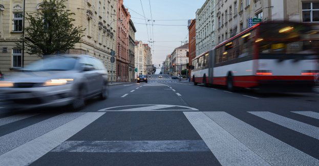Nie wyprzedzaj przed przejściem dla pieszych!