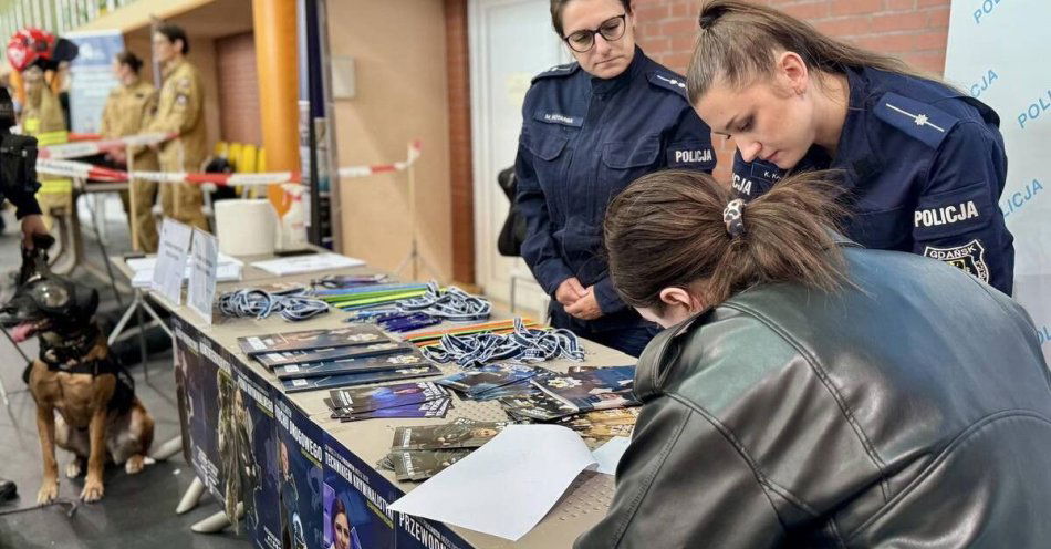 zdjęcie: Dzień Zawodowca w Pucku młodzież poznaje pracę policjantów / fot. KPP w Pucku