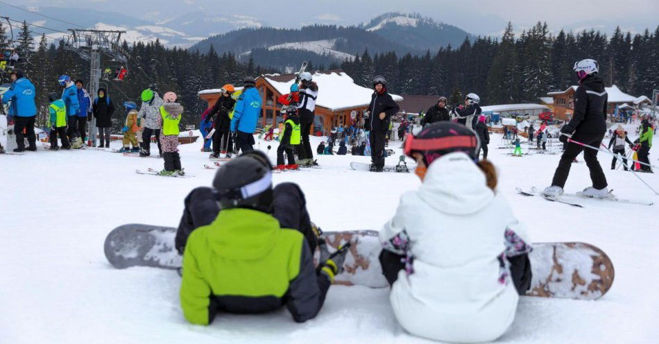 zdjęcie: Wynajem sportowego sprzętu zimowego wybrałoby 43 proc. ankietowanych / fot. PAP