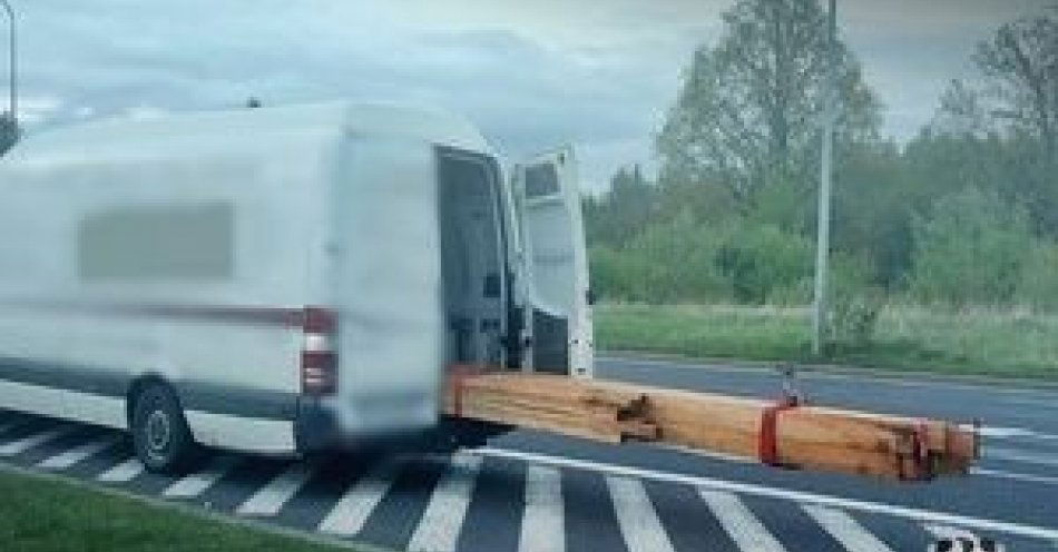 zdjęcie: Z takim ładunkiem na pojeździe nie powinien w ogóle wyjeżdżać na drogę / fot. KMP w Wałbrzychu