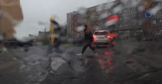 Kierowco, w czasie opadów deszczu dostosuj prędkość do warunków ruchu