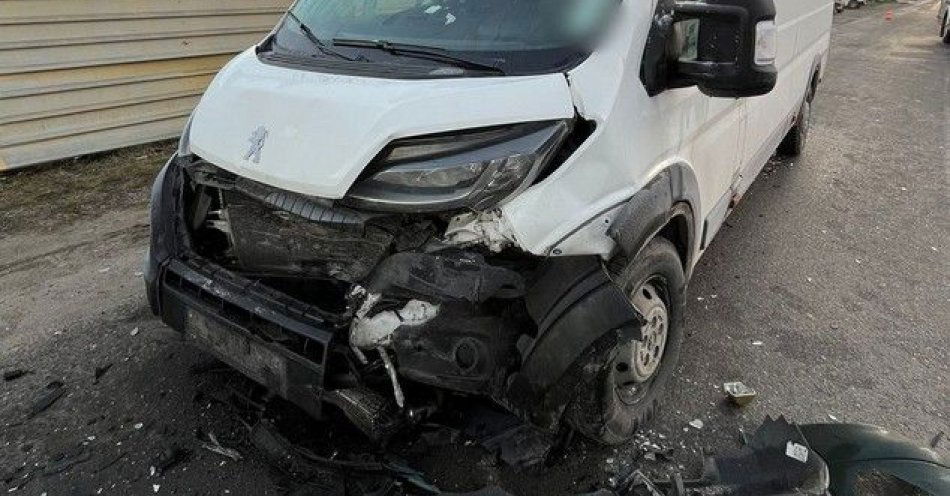 zdjęcie: Kolizje na ul. Pużaka w Krośnie. Jedna osoba ranna / fot. KMP w Krośnie