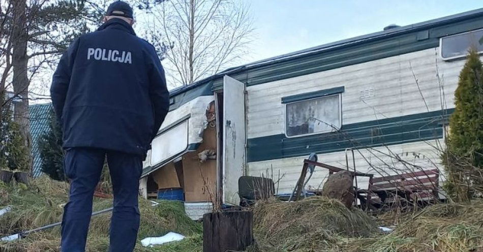 zdjęcie: Dzielnicowy z Komisariatu Policji w Szemudzie uratował życie bezdomnemu mężczyźnie / fot. nadesłane