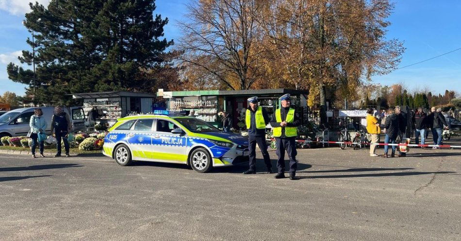 zdjęcie: Bezpieczeństwo na cmentarzach przed Wszystkimi Świętymi / fot. KPP w Sieradzu
