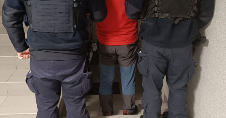 zdjęcie: Zambrów: 35 letni mężczyzna zatrzymany po wylaniu nieczystości i groźbach / fot. KPP Zambrów