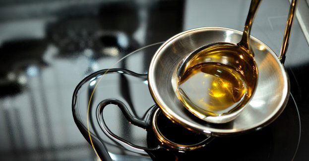 Służby rozbiły gang, który zarabiał na olejach i wyłudzał podatek VAT