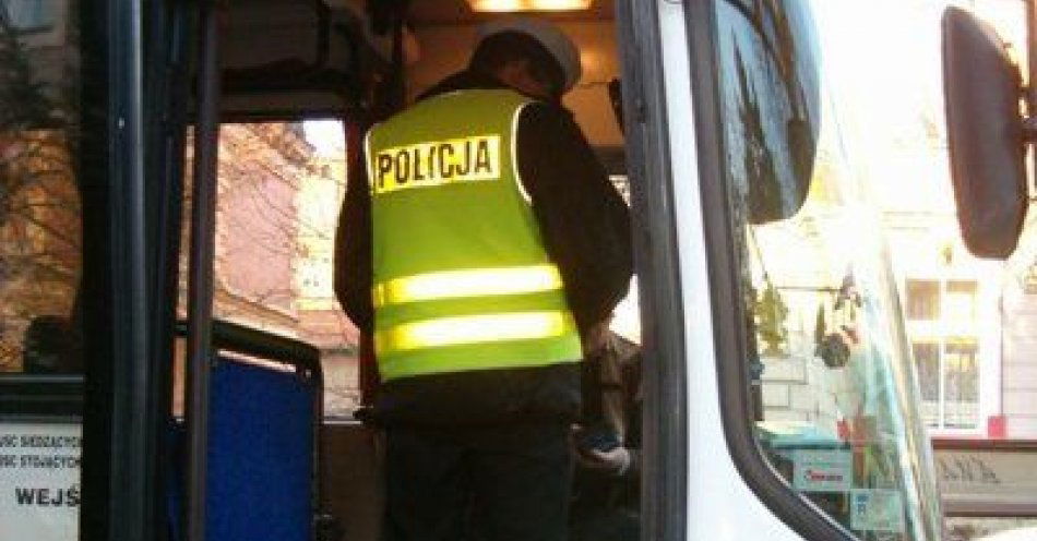 zdjęcie: Aby podróż autokarem należała do udanych / fot. KPP w Kłodzku