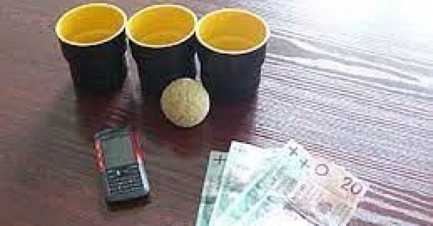 Policjanci przestrzegają przed grą w tzw. trzy kubki, w której nie ma wygranych!