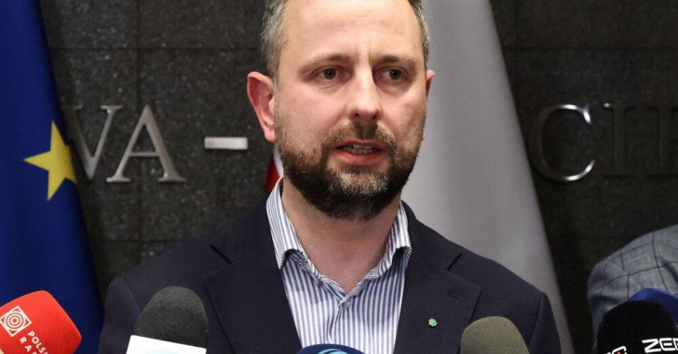 zdjęcie: Szef MON po rezygnacji Cenckiewicza: zaczynamy nowy etap współpracy z BBN / Warszawa, 01.03.2026. Wicepremier, minister obrony narodowej Władysław Kosiniak-Kamysz przemawia podczas konferencji prasowej w 1. Bazie Lotnictwa Transportowego w Warszawie przed wylotem do USA, 1 bm. (aldg) PAP/Albert Zawada