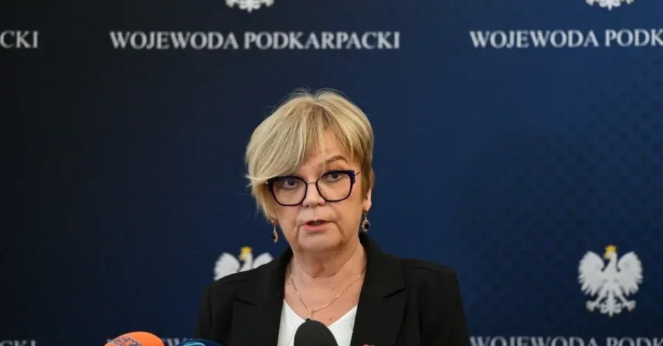 zdjęcie: Podkarpackie: wojewoda ostrzega przed oszustami po wypadku autokaru na Węgrzech / Rzeszów, 17.08.2026. Wojewoda podkarpacka Teresa Kubas-Hul podczas konferencji prasowej w siedzibie Urzędu Wojewódzkiego w Rzeszowie, 17 bm. Pracownicy urzędu uczcili minutą ciszy pamięć ofiar wypadku polskiego autokaru na Węgrzech. Do wypadku autokaru, którym wracała z Bośni i Hercegowiny pielgrzymka z Podkarpacia, doszło 16 bm. na autostradzie M3. W wyniku wypadku zginęło 12 pasażerów, dziesięcioro kolejnych jest w stanie bardzo ciężkim i przebywa w szpitalach na Węgrzech. (jm) PAP/Darek Delma