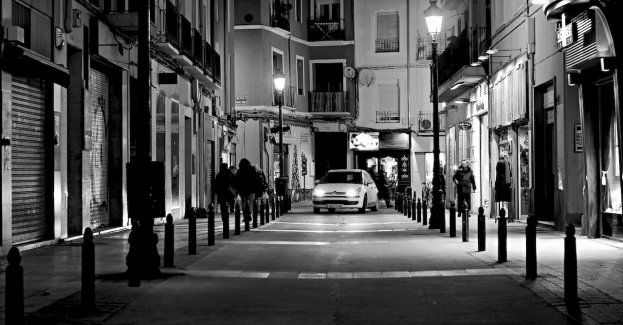 Pijany kierowca przeleciał bmw nad rondem i uderzył w latarnię