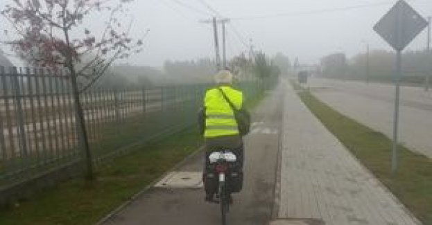 Pamiętaj o odblaskach gdy idziesz wieczorem lewym poboczem jezdni bez chodnika poza obszarem zabudowanym