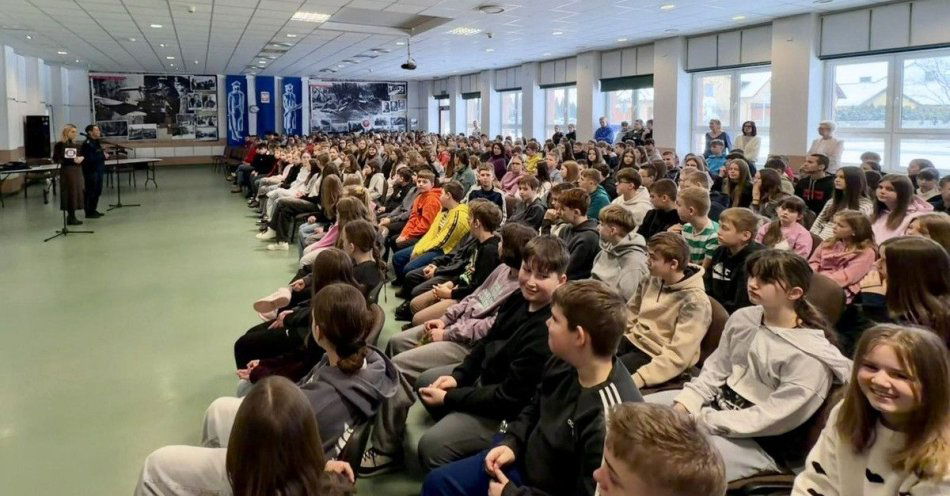 zdjęcie: Policjantka uczy dzieci bezpiecznych ferii w Chodzieży / fot. KPP Chodzież