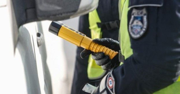 Nietrzeźwy kierowca z dożywotnim zakazem prowadzenia pojazdów uderzył w latarnię i próbował uciec. Został zatrzymany przez policjantów i trafił do are