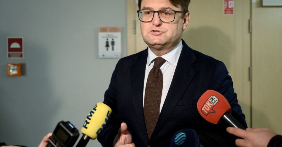 zdjęcie: Prokuratura: zarzuty korupcyjne i wniosek o areszt dla zatrzymanego ordynatora / Poznań, 12.11.2024. Prokurator Łukasz Wawrzyniak na korytarzu Sądu Okręgowego w Poznaniu, 12 bm. Trwa trzeci proces Adama Z., mężczyzny oskarżonego o zabójstwo z zamiarem ewentualnym Ewy Tylman i nieudzielenie pomocy. Kobieta zaginęła w listopadzie 2015 roku, jej ciało zostało odnalezione w Warcie w lipcu 2016 roku. (jk/amb) PAP/Jakub Kaczmarczyk 
*** UWAGA!!! ZAKAZ PUBLIKACJI WIZERUNKU I DANYCH OSOBOWYCH OSKARŻONEGO! ***