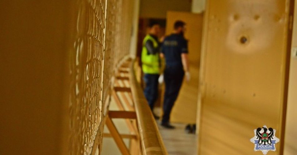 zdjęcie: Dwóch poszukiwanych w rękach policjantów. Pierwszy musiał zapłacić grzywnę, drugi trafił do aresztu / fot. KMP w Wałbrzychu