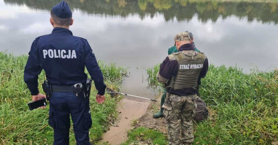 zdjęcie: Policja i państwowa straż pożarna w akcji- mantaty dla wędkarzy / fot. KPP w Łosicach