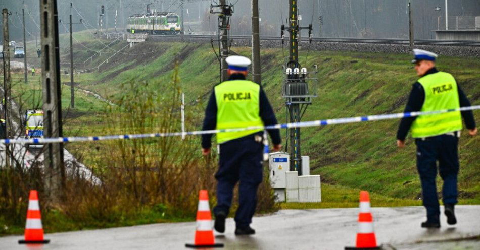 zdjęcie: Ekspert: brak śladów wybuchu na torach nie oznacza, że nie było eksplozji / Mika (pow. garwoliński), 17.11.2025. Działania służb przy zniszczonym fragmencie torowiska na trasie Dęblin-Warszawa przy stacji kolejowej w okolicy miejscowości Mika, 17 bm. Premier Donald Tusk ogłosił, że doszło do aktu dywersji; eksplozja ładunku wybuchowego zniszczyła tor kolejowy. (jm) PAP/Przemysław Piątkowski ***Do tego materiału zdjęciowego dostępna jest również depesza w systemie CSI, pt.: Premier: na trasie Warszawa-Lublin (wieś Mika) doszło do aktu dywersji (krótka)***