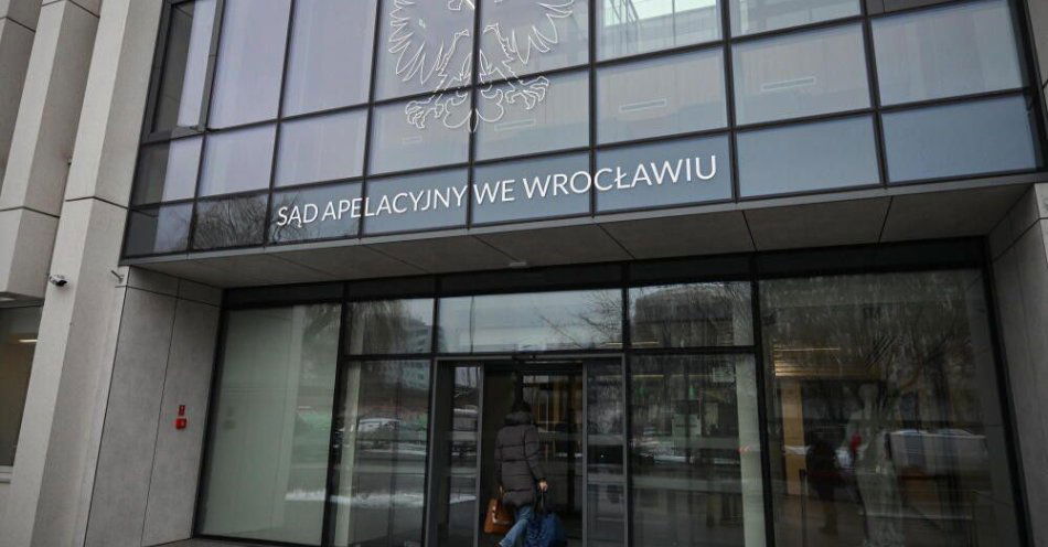 zdjęcie: Skazany za zabójstwo w 2006 r. Jarosław Sosnowski przedterminowo zwolniony z więzienia / Wrocław, 18.02.2026. Siedziba Sądu Apelacyjnego we Wrocławiu, 18 bm. Rozpoczyna się rozprawa odwoławcza ws. siedmiu osób oskarżonych po śmierci 25-letniego obywatela Ukrainy we Wrocławskim Ośrodku Pomocy Osobom Nietrzeźwym. Do zdarzenia doszło w lipcu 2021 r. Na ławie oskarżonych zasiedli czterej byli policjanci, trzej opiekunowie, lekarz i kierownik zmiany Ośrodka. W czerwcu 2024 r. Wrocławski Sąd Okręgowy skazał oskarżonych na kary od 1,5 roku do pięciu lat więzienia.  (doro) PAP/Maciej Kulczy