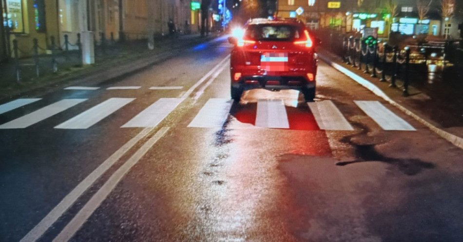 zdjęcie: Kierowca potrącił pieszą na rynku we Włodawie / fot. KPP Włodawa