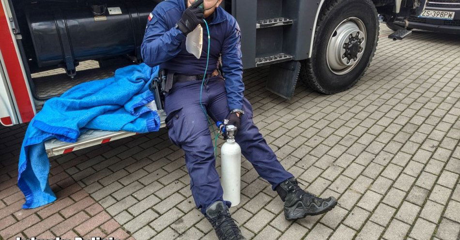 zdjęcie: Policjanci ewakuowali mieszkańców z płonącej kamienicy / fot. KPP Wschowa