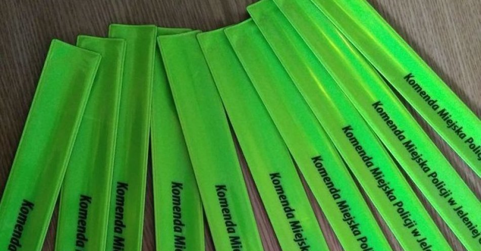 zdjęcie: Odblaski ratują życie. Policjanci apelują o większą widoczność / fot. KMP w Jeleniej Górze