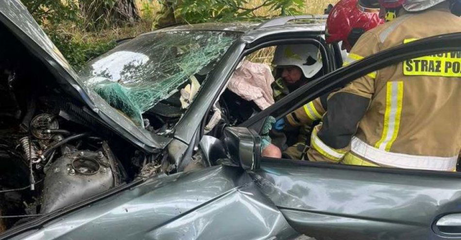 zdjęcie: Pijany 18-latek jadąc BMW zderzył się z drzewem / fot. KPP w Bartoszycach