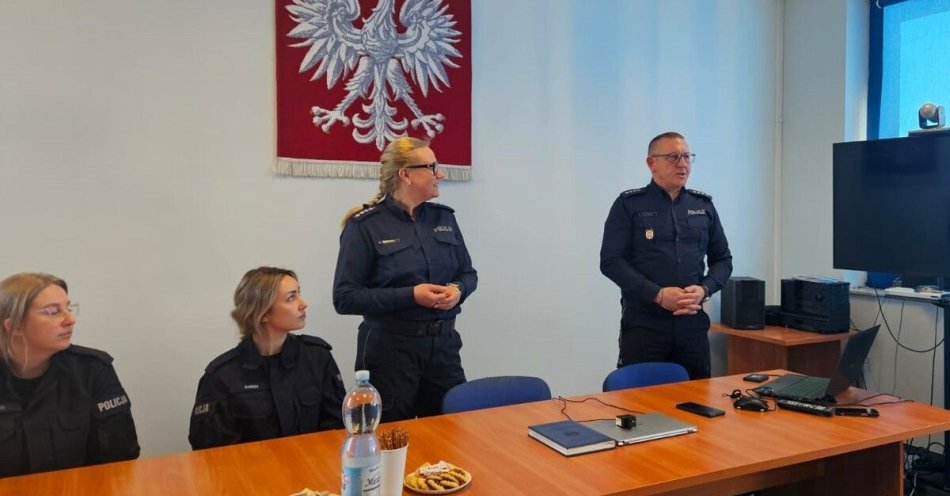 zdjęcie: Nowe technologie a oszustwa i przemoc jak chronić seniorów / fot. KPP w Grójcu