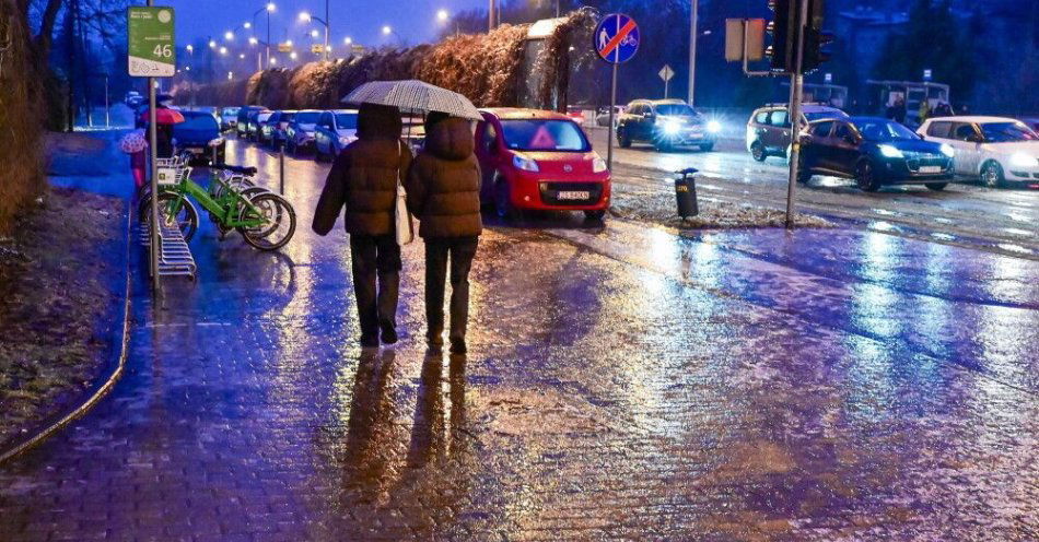 zdjęcie: IMGW: ostrzeżenia przed gołoledzią dla wszystkich 16 województw / Szczecin, 26.01.2026. Trudne warunki drogowe spowodowane marznącym deszczem i gołoledzią, 26 bm. w Szczecinie. Instytut Meteorologii i Gospodarki Morskiej wydał ostrzeżenia drugiego stopnia przed marznącymi opadami. (JM) PAP/Marcin Bielecki
