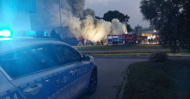 Policjanci pracowali i wspomagali strażaków, na miejscu pożaru hali produkcyjnej. Teraz zajmować się będą wyjaśnianiem okoliczności jego powstania prz