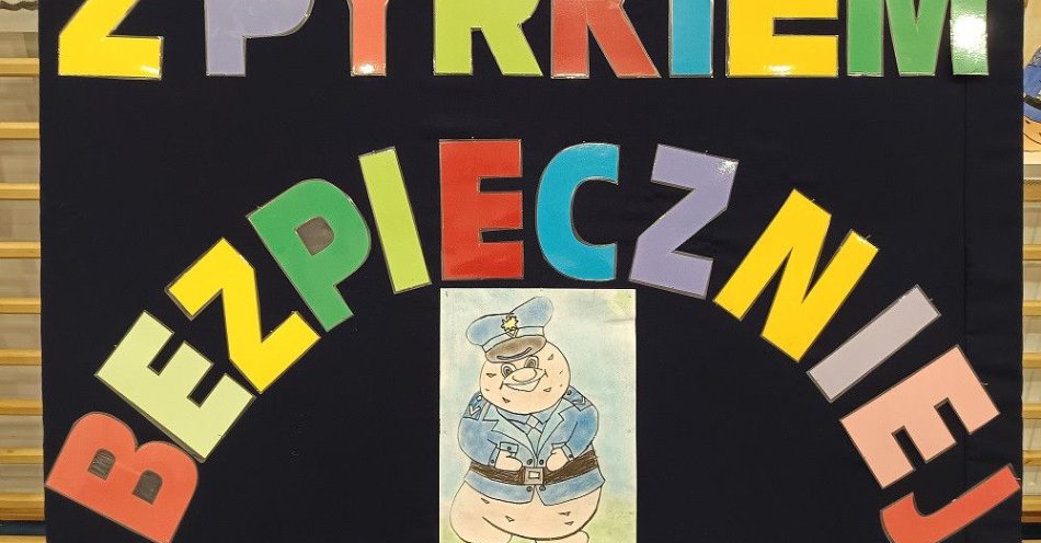 zdjęcie: Sierżant Pyrek uczy pierwszaków bezpiecznego poruszania się / fot. KPP Września