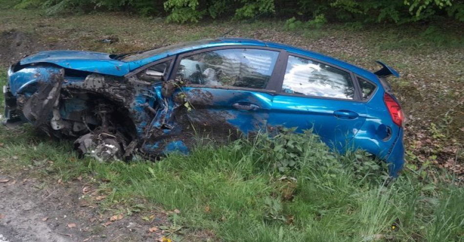 zdjęcie: Czołowe zderzenie na DK-15. Dwie osoby trafiły do szpitala / fot. KPP w Miliczu