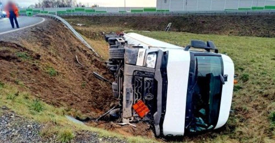 zdjęcie: Cysterna w rowie / fot. KMP w Piotrkowie Trybunalskim